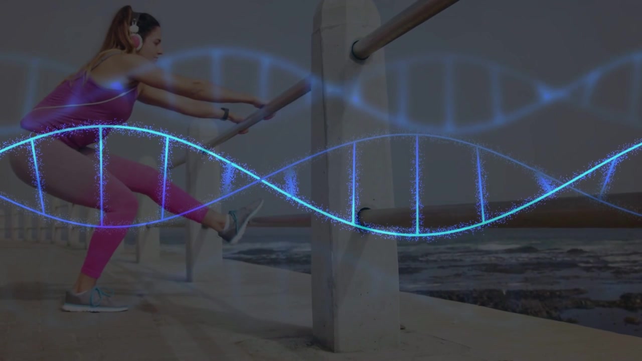 Vertikal video: Kvinne som holder en stang og løfter benet for trening ved havet mens en DNA-helix feier og skjuler seg.
