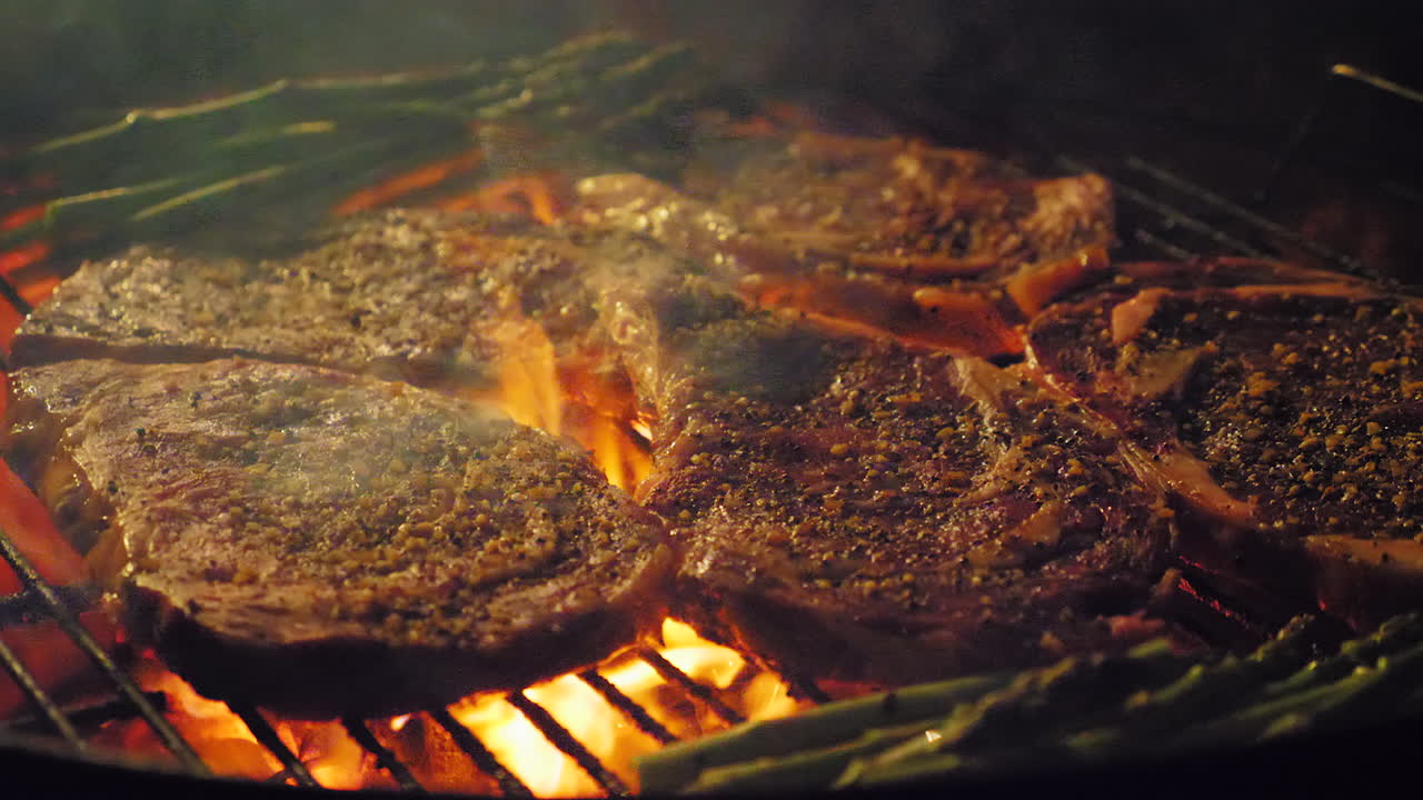 primer plano de bistecs y espárragos cocinados a la parrilla
