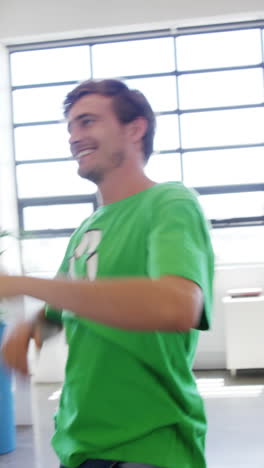 voluntarios entusiasmados con camisetas ecológicas verdes