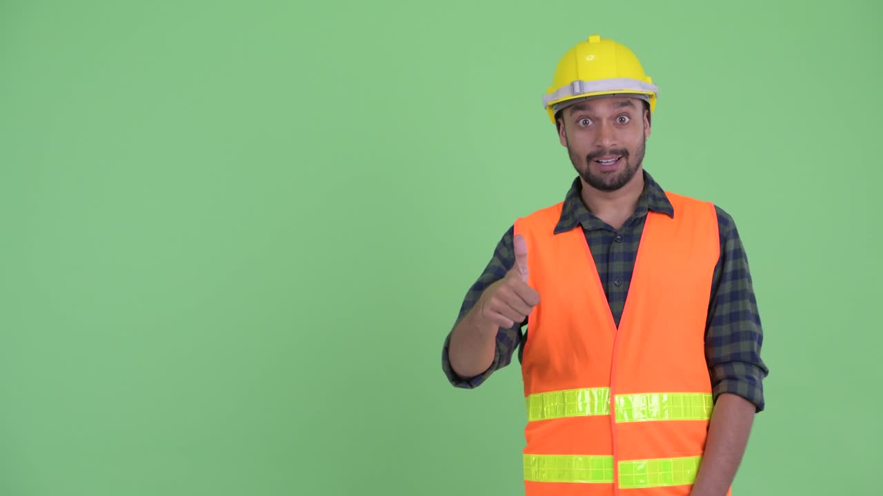joven persa barbudo y guapo trabajador de la construcción