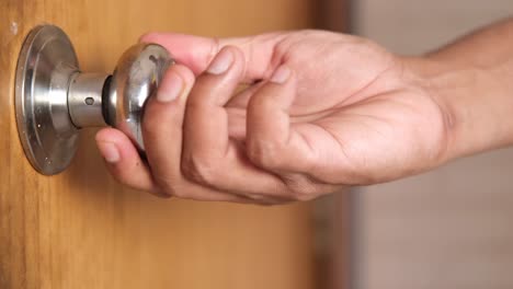 persona que abre una puerta