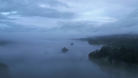 Toma-De-Drones-Acercándose-Al-Lago-Windermere,-El-Lago-Más-Grande-De-Inglaterra-Ubicado-En-El-Condado-De-Cumbria,-En-El-Reino-Unido.