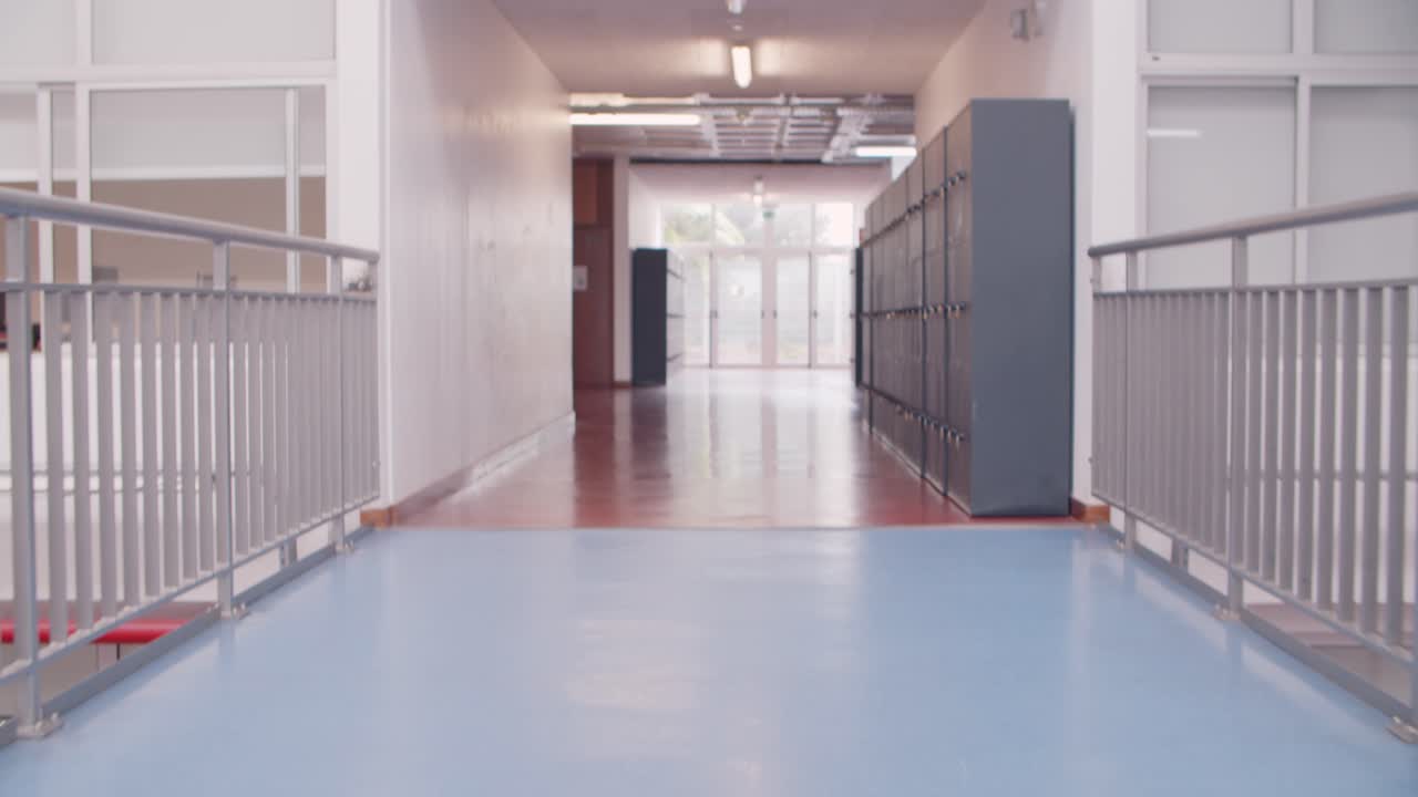 사람들이 없는  빈 학교 복도