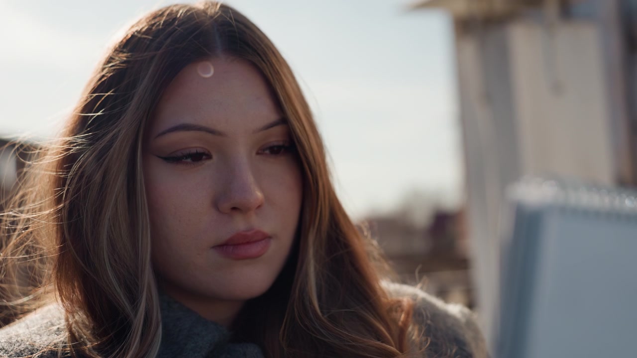 Scena urbana con focus sul delicato lavoro manuale. Artista che applica abilmente la pittura in un ambiente cittadino. Rappresentazione di un individuo creativo che illustra con un pennello su uno sfondo di città vivace