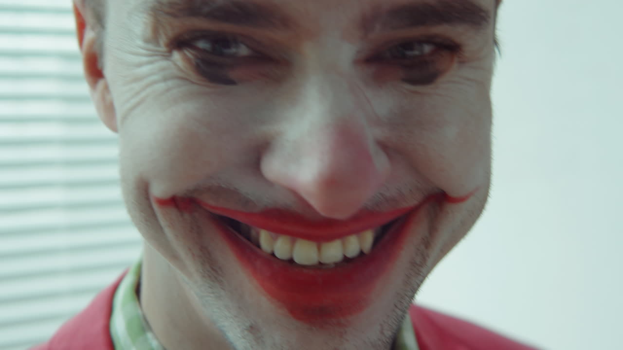 retrato del payaso del hospital con una sonrisa espeluznante