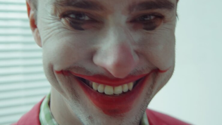 Ritratto di clown ospedaliero con un sorriso inquietante