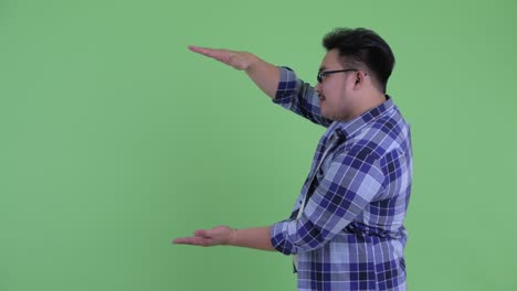 멋진 젊은 과체중 아시아 스터 남자