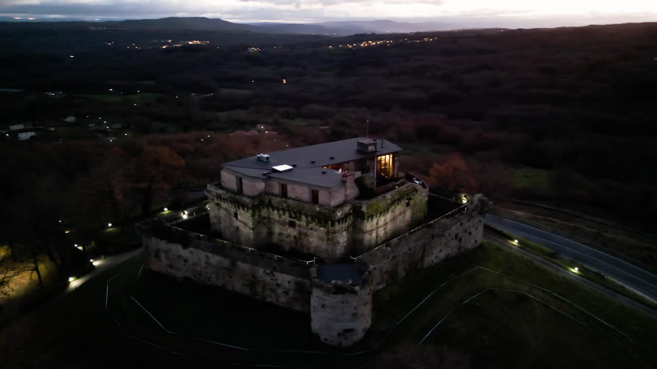 órbita alrededor de las antiguas murallas históricas del castillo de maceda en ourense, españa, por la noche