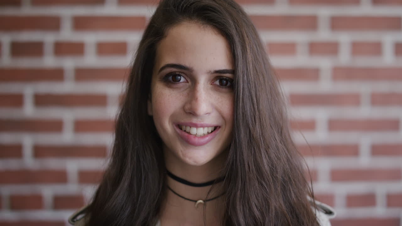 retrato hermosa joven estudiante sonriendo feliz disfrutando de un estilo de vida exitoso linda adolescente mujer pecas pared de ladrillo fondo