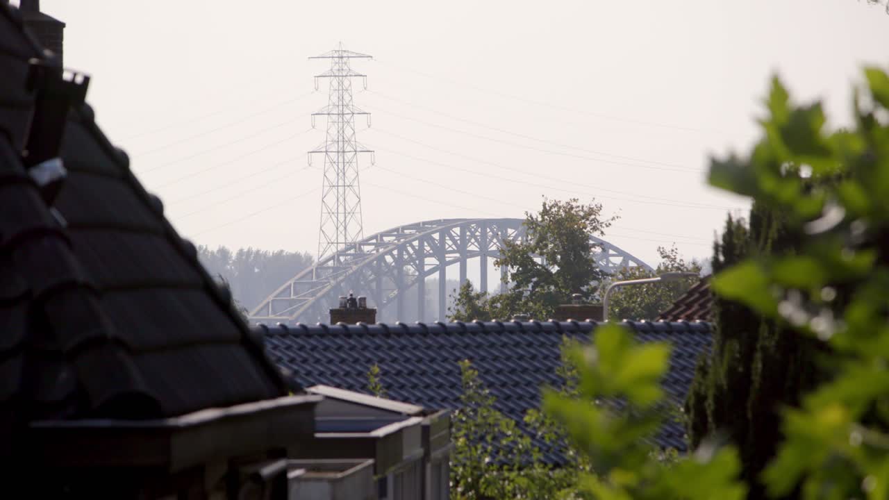 오스터베크 의 철도 다리 는 지붕 과 전면 에 있는 전력 기둥 으로 둘러싸여 있다