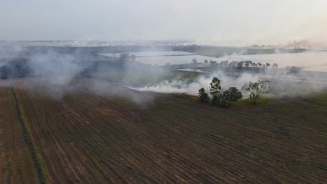 Imágenes-Aéreas-De-Marcha-Atrás-De-Una-Tierra-De-Cultivo-En-Llamas-En-Pak-Pli,-Nakhon-Nayok,-Tailandia