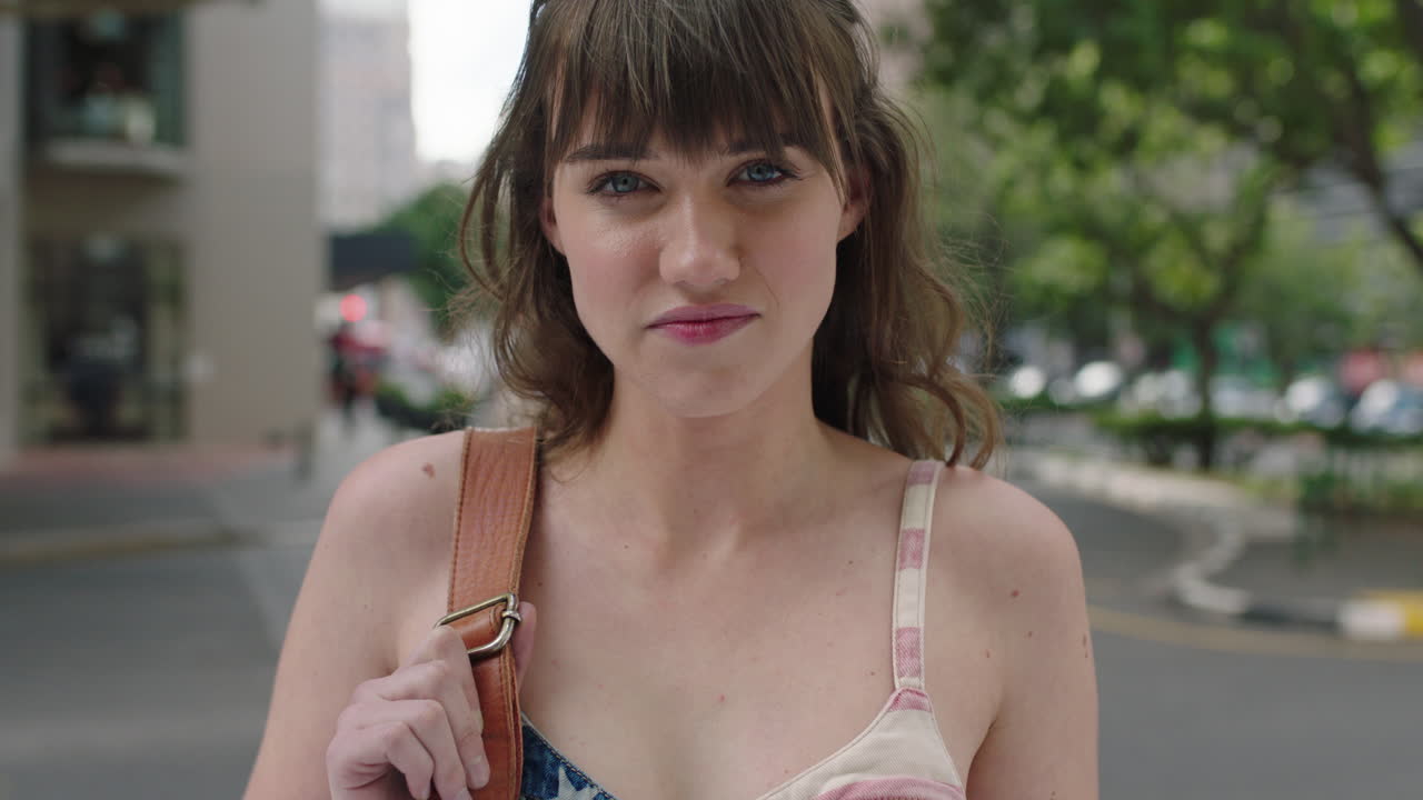 아름다운 귀여운 젊은 여성의 초상화 도시 도시 보행로에 사려 깊은 무죄를 찾고