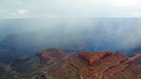 Ein-Wunderschöner-Zeitraffer-Des-Grand-Canyon-Mit-Einem-Sturm,-Der-6-Vorbeizieht