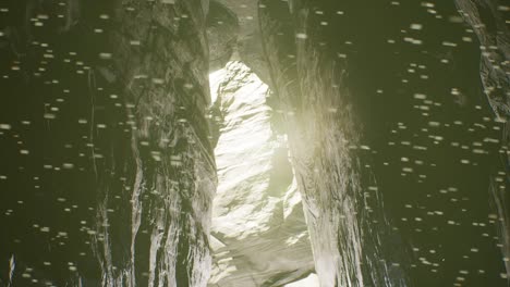 Una-Enorme-Cueva-Con-Partículas-De-Polvo-Flotando-Alrededor,-Cámara-De-Animación-3d-Panorámica-Hacia-La-Izquierda