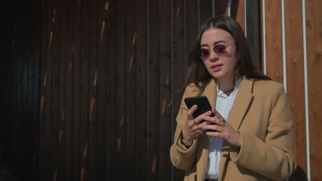 mujer joven usando teléfono móvil al aire libre