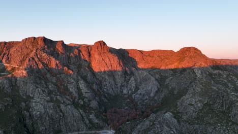 Cantaros-Massiv-Bei-Sonnenaufgang,-Cantaro-Maggio,-Cantaro-Raso,-Gletscherkessel-Covao-Cimeiro,-Naturpark-Serra-Da-Estrela,-Portugal