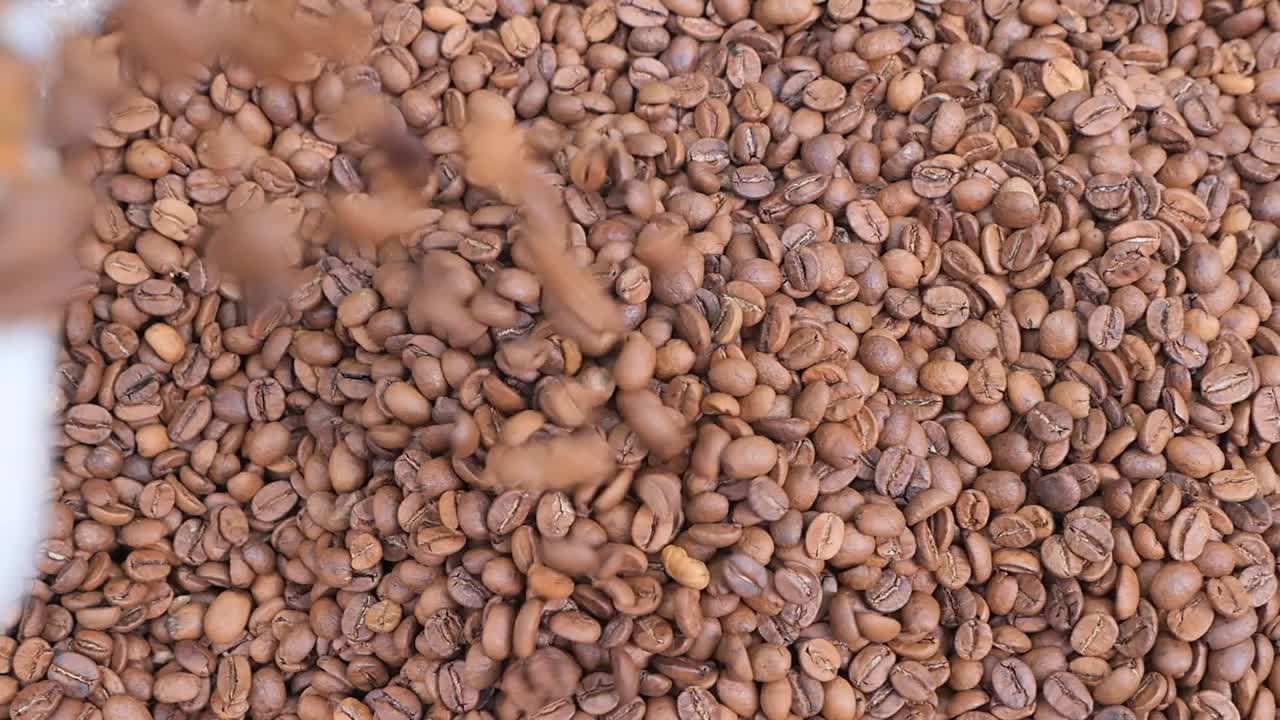 Grãos de Café Recém-Torrados Caindo em uma Pilha
