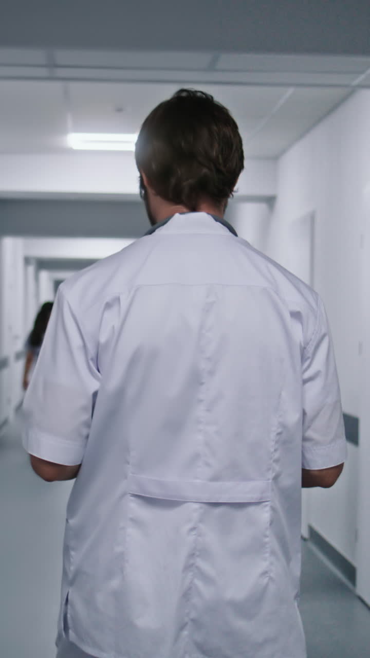 un médico caminando por el pasillo de un hospital