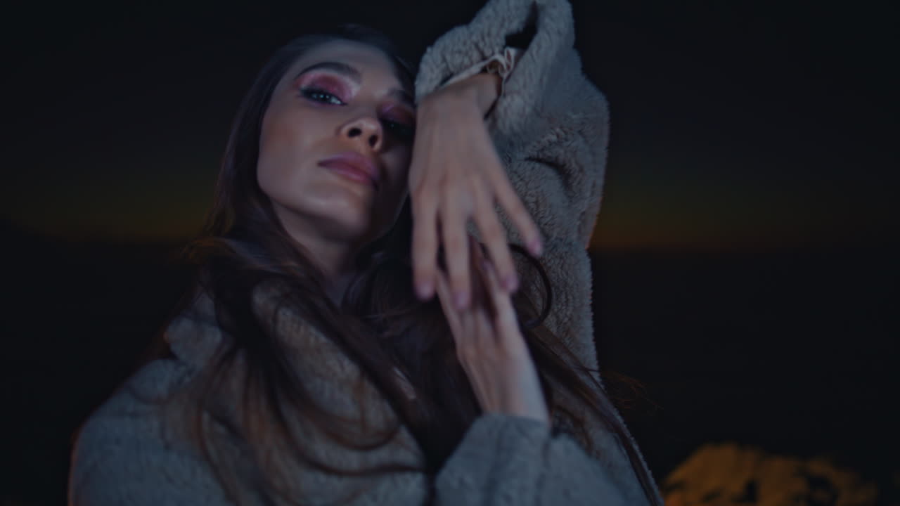 расслабленная девушка наслаждается вечеринкой на природе, чувствуя себя беспокойной. портрет женщины, танцующей