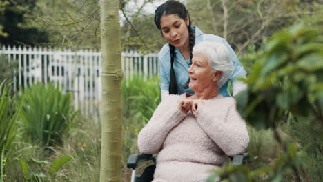 Hablando,-Jardín-Y-Un-Cuidador-Con-Una-Mujer