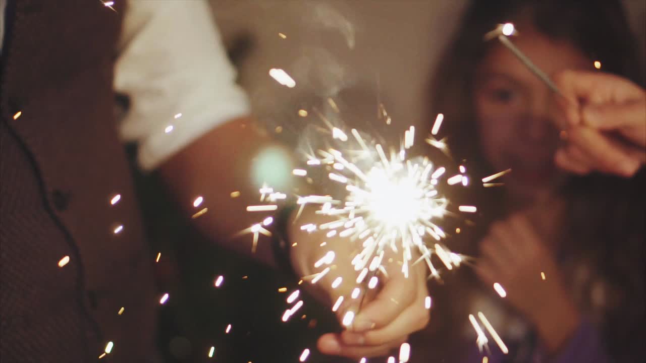 Família se divertindo com estrelinhas