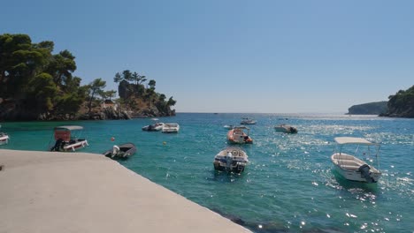 Motorboote-Verankert-Auf-Dem-Türkisfarbenen-Wasser-Von-Parga,-Griechenland