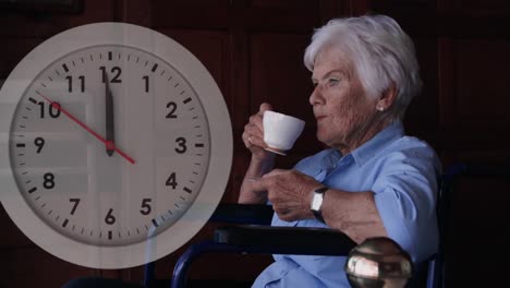 animación de un reloj en movimiento sobre una mujer caucásica discapacitada sentada en silla de ruedas