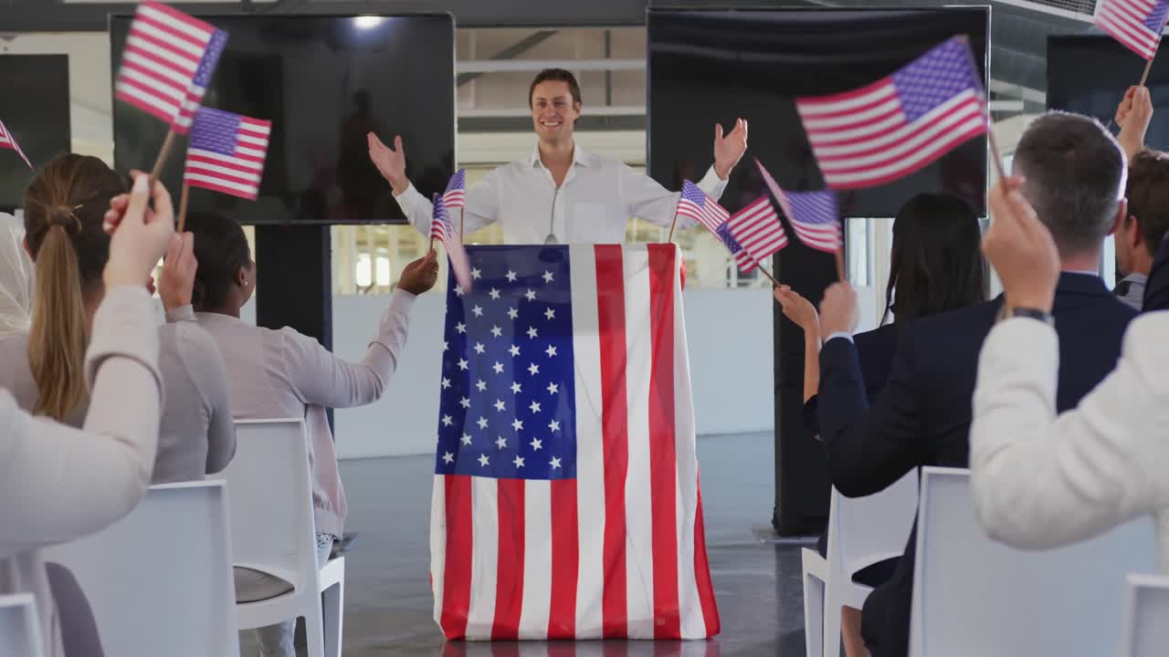 정치 회의 에서 승리 한 남자 연설자 와 청중