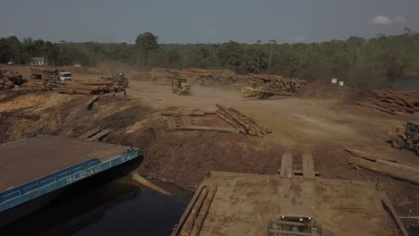 deforestación por grandes operaciones madereras en la selva amazónica de brasil - sobrevuelo aéreo de un muelle en el río tocantins
