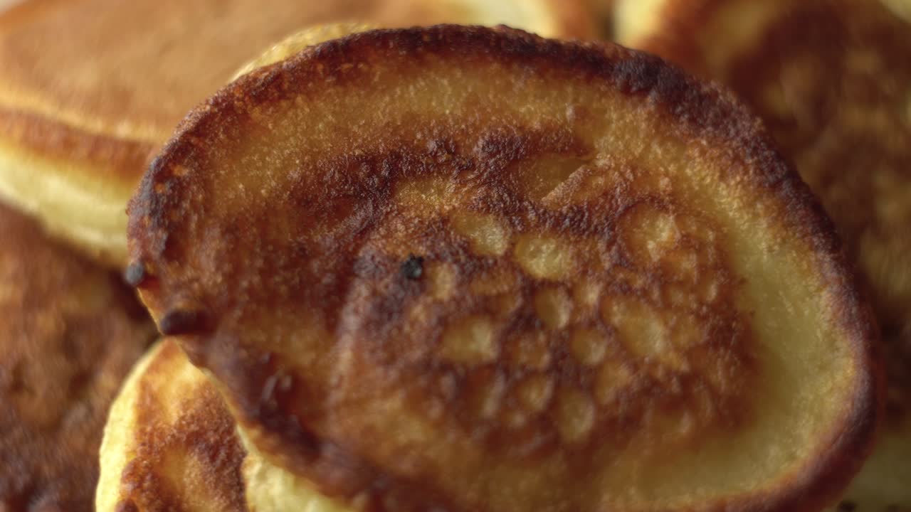 fritters en un platillo de primer plano