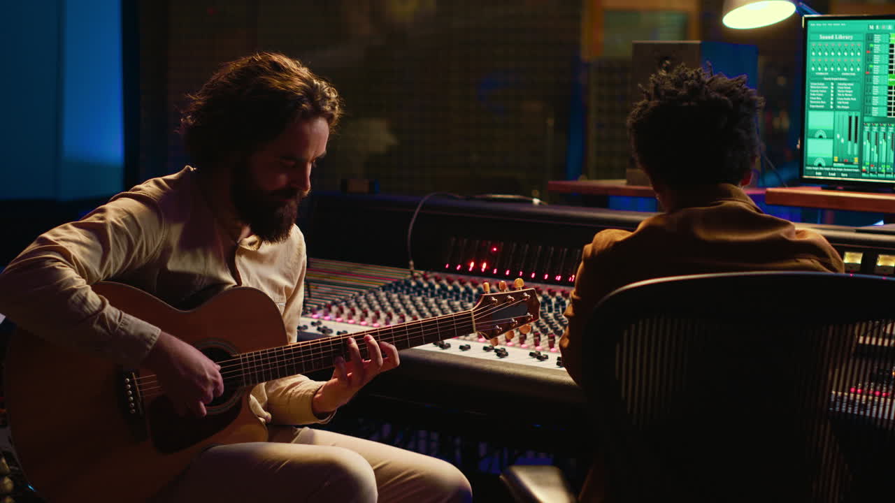 artista creativo cantando en su guitarra electroacústica para grabar una nueva canción