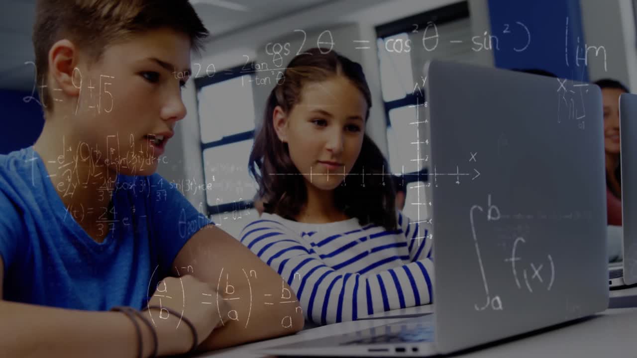 animación de ecuaciones matemáticas sobre estudiantes que usan computadoras portátiles en el aula