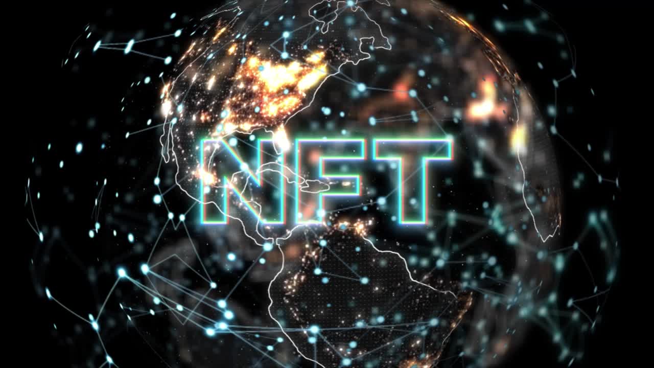 Iscrizione NFT al neon su uno sfondo di connessioni luminose che formano una rete. Dati digitali. Concetto di Metaverso NFT