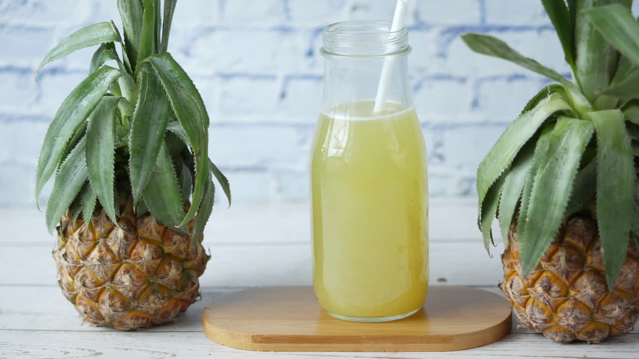 파인애플과 함께 병에 파인애폴 주스