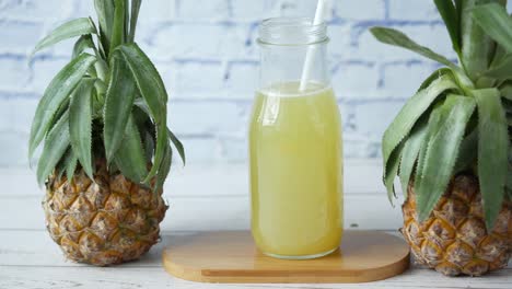 jugo de piña en una botella con piñas