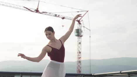 Ballettmädchen-Tanzt-Ruhig-An-Einer-Baustelle-Vorbei