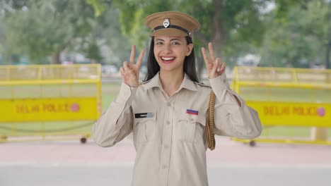 Feliz-Mujer-Policía-India-Mostrando-El-Signo-De-La-Victoria