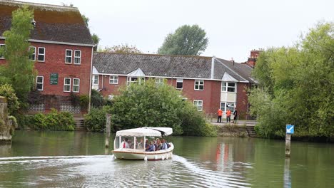 un barco viaja a lo largo de un canal pintoresco