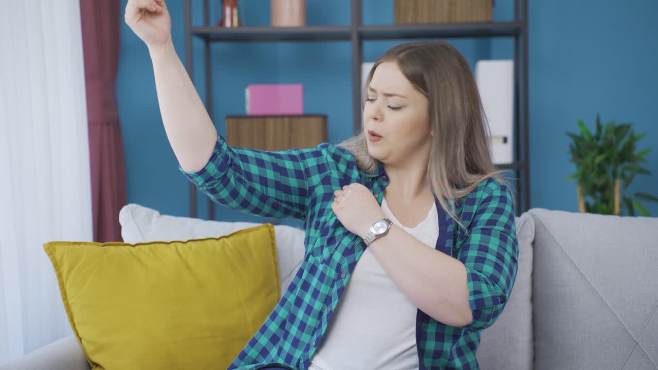 mujer joven con picazón en las axilas. problema de hongos.