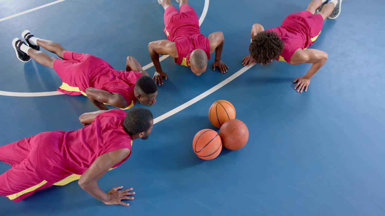 농구장 에 있는 아프리카계 미국인 남자 들