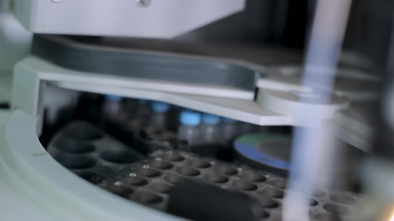 colocación de una muestra de solución en una centrifugadora de laboratorio, de cerca