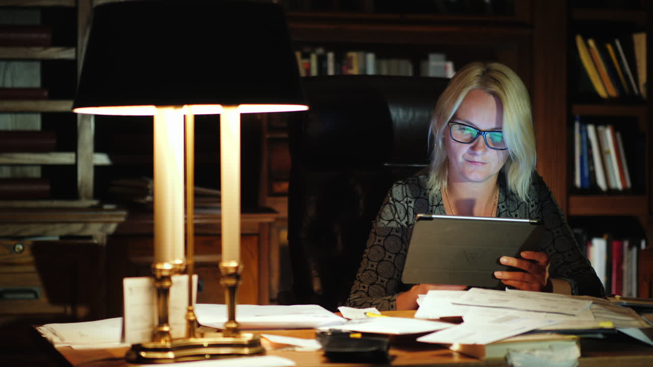 Donna d'affari con tablet in uno studio di notte