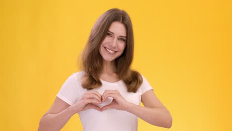 mujer haciendo una forma de corazón con las manos