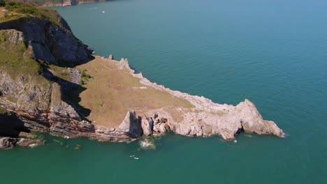 Schöne-Landschaft-Mit-Felsformation-Mit-Langer-Steinbruchstelle-In-Torquay-Und-Breiter-Küstenlinie-Im-Hintergrund