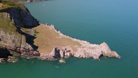 hermoso paisaje con formación rocosa con una larga cantera en torquay y una amplia costa en el fondo