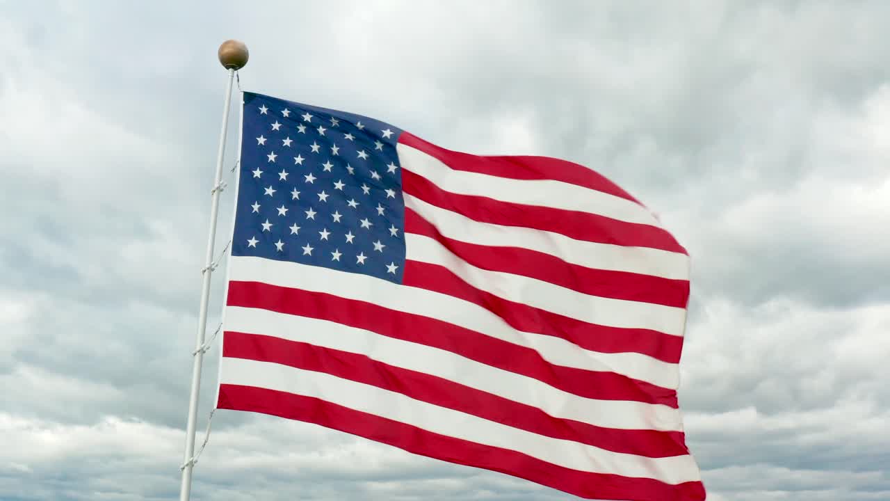 antena de la bandera americana de estados unidos ondeando en el viento