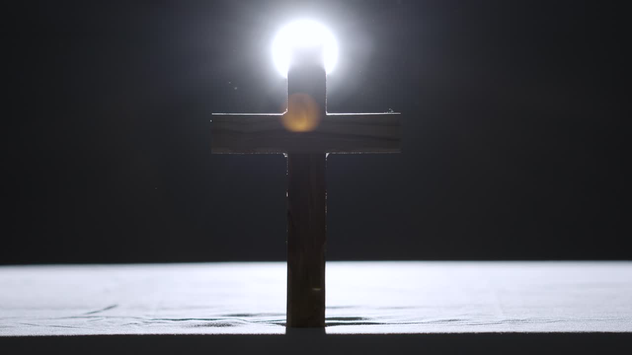 1 뒤에 스포트라이트와 함께 제단에 나무 십자가와 종교적 개념 샷