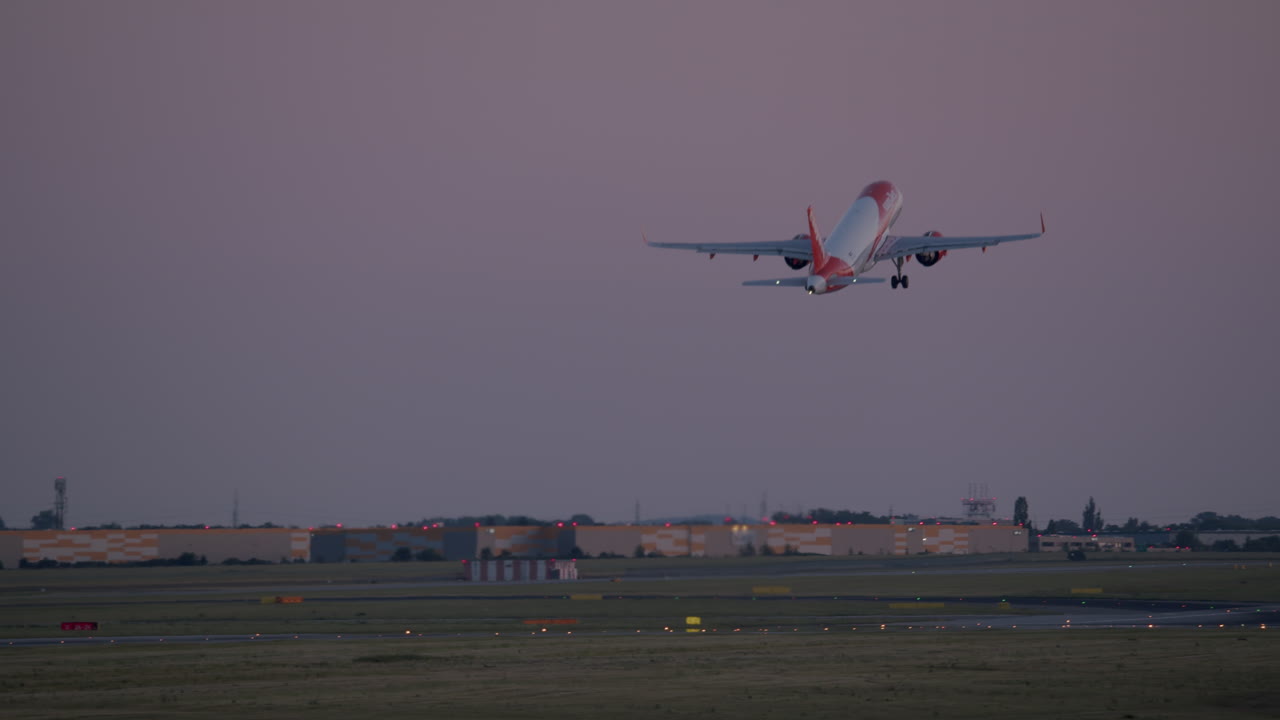 avión despegando al atardecer