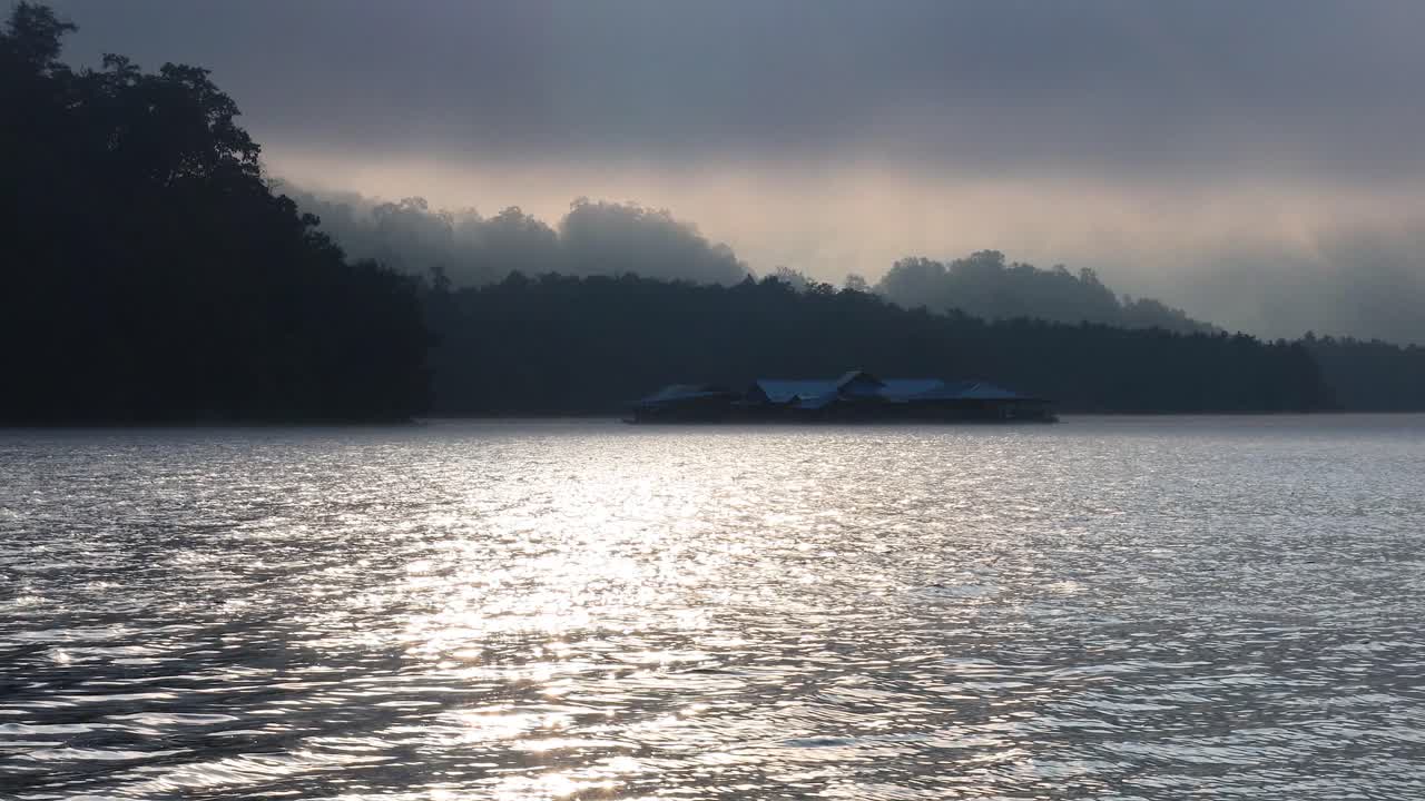 해가 뜨면 안개가 가득한 산과 함께 조용한 강