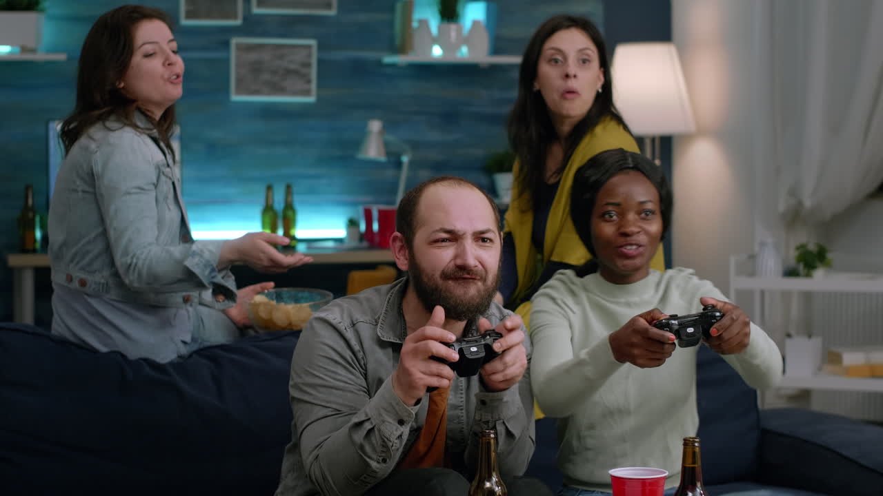 ⁇ 색 피부를 가진 여성이 게임 경쟁을 위해 남자 친구와 함께 온라인 비디오 게임을하고 있습니다.